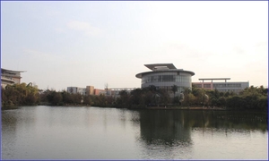 四川城市学院校园环境东湖照片